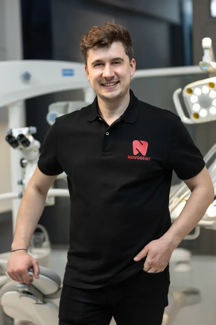 Dr. Răzvan Apetrei, medic specialist implantologie, fondator NeoSmile